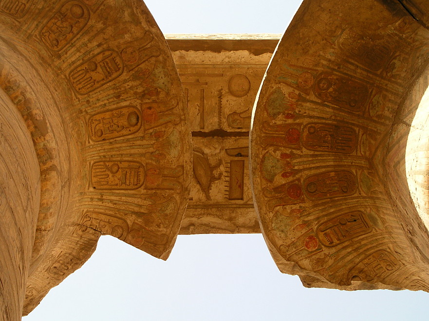 Säulen mit Kapitellen in Karnak