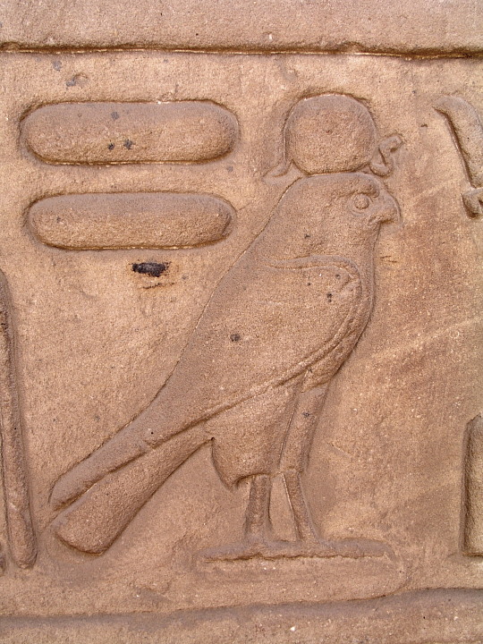 Relief eines Falken in Esna