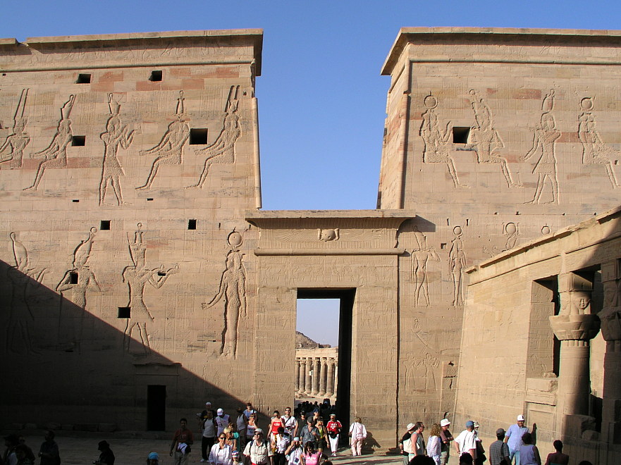 Philae-Tempel, 1. Pylon im Isis-Tempel
