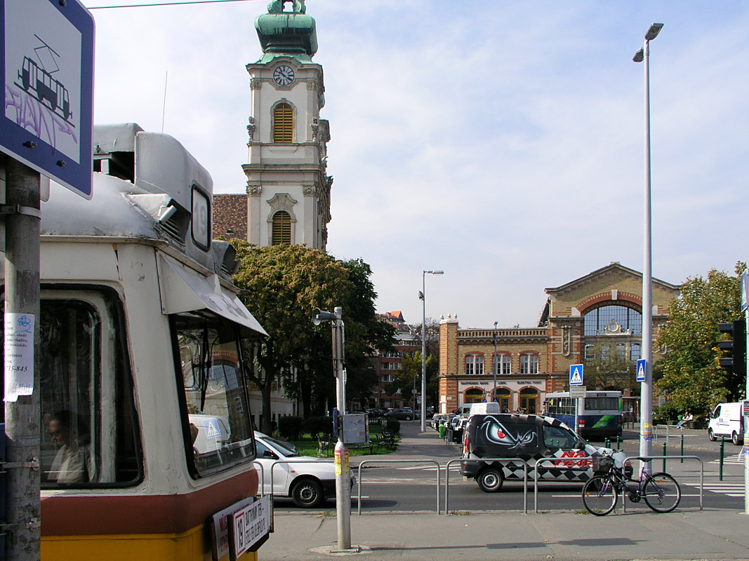 Budapest: Markthalle neben der Kirche