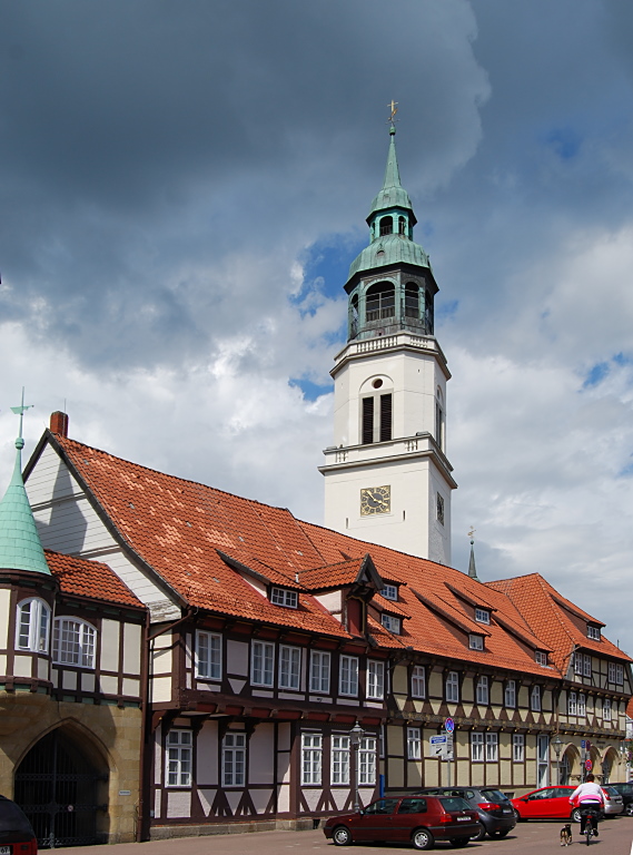 Celle: Fachwerkhäuser und Kirchturm