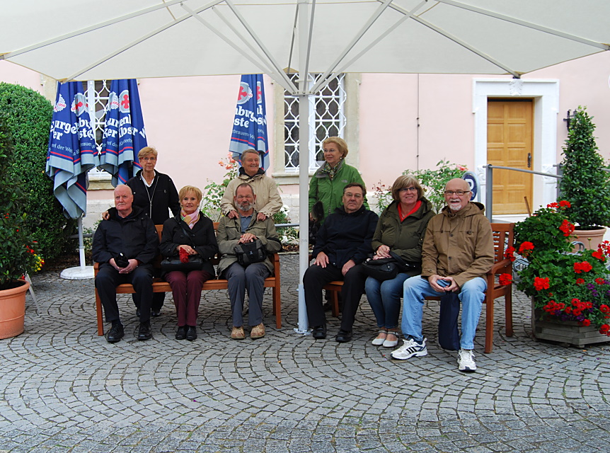 Weltenburg: Gruppenfoto vor dem Eingang zum Barocksaal