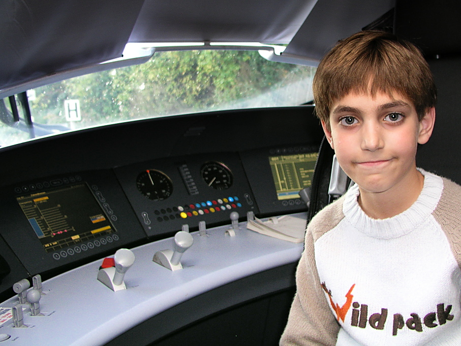 Jonas im ICE 3-Cockpit