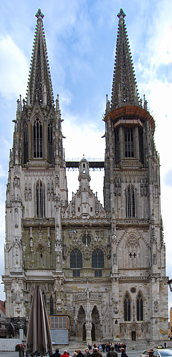 Die Türme und das Portal des Doms von Regensburg