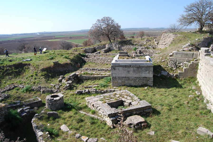 Troja: Brunnen, Altäre und Opfergruben