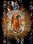 Die Strahlenkranzmadonna befindet sich in der Mitte des Chorraums.