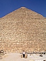Cheops-Pyramide mit einer einzelnen Touristin