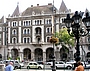 Andrassy ut, Budapest, Gebäude mit Türmen gegenüber der Oper