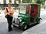 Budapest, winziges Auto; Mit diesem Fahrzeug kommt der Postbote zu den Häusern auf dem Burgberg