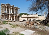 Celsus-Bibliothek und Baustoffe einer alten Wasserleitung