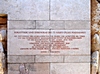 Widmung in der Celsus-Bibliothek zur Erinnerung an die Wiedererrichtung des Bauwerks von 1970 - 1978