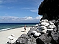 Weißer Sand, schwarzer Basalt und helle Korallensteine