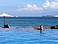 Entspannung im Pool von Matamanoa mit Blick aufs blaue Meer