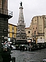 Neapel: Kirche San Domenico Maggiore, Obelisk (Pestsäule) mit dem Heiligen Dominic