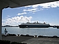 Ein RoRo-Schiff wird in den Frachthafen Aucklands bugsiert