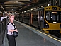 Vorortzug abfahrbereit im Bahnhof Britomart Auckland