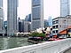 Restaurants und Bars vor den Wolkenkratzern am Boat Quay von Singapur
