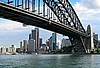 Harbour Bridge, Sydney. Bogenbrücke aus 60.000 t Stahl und 6 Mio. Schrauben
