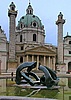 Die Karlskirche von Wien und Hill Arches von Henry Moore